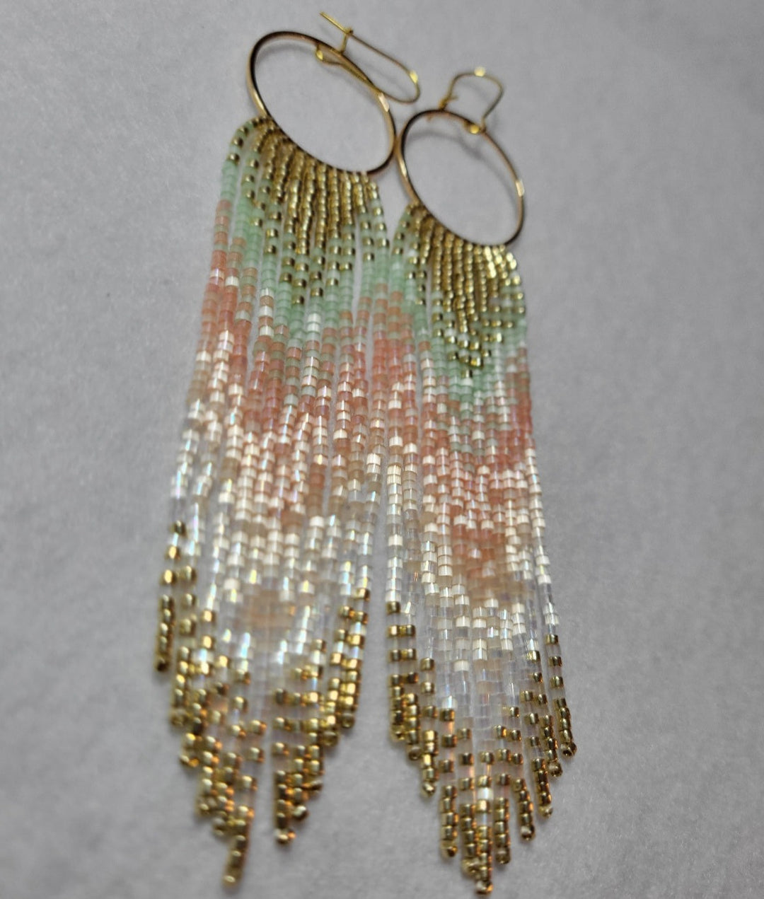 Boucles d'oreilles en perles à franges pastel par Beadz by Dre