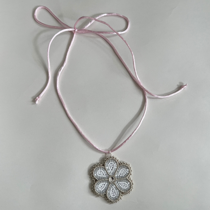 Collier cravate à fleurs perlées par Assinewe Jewelry