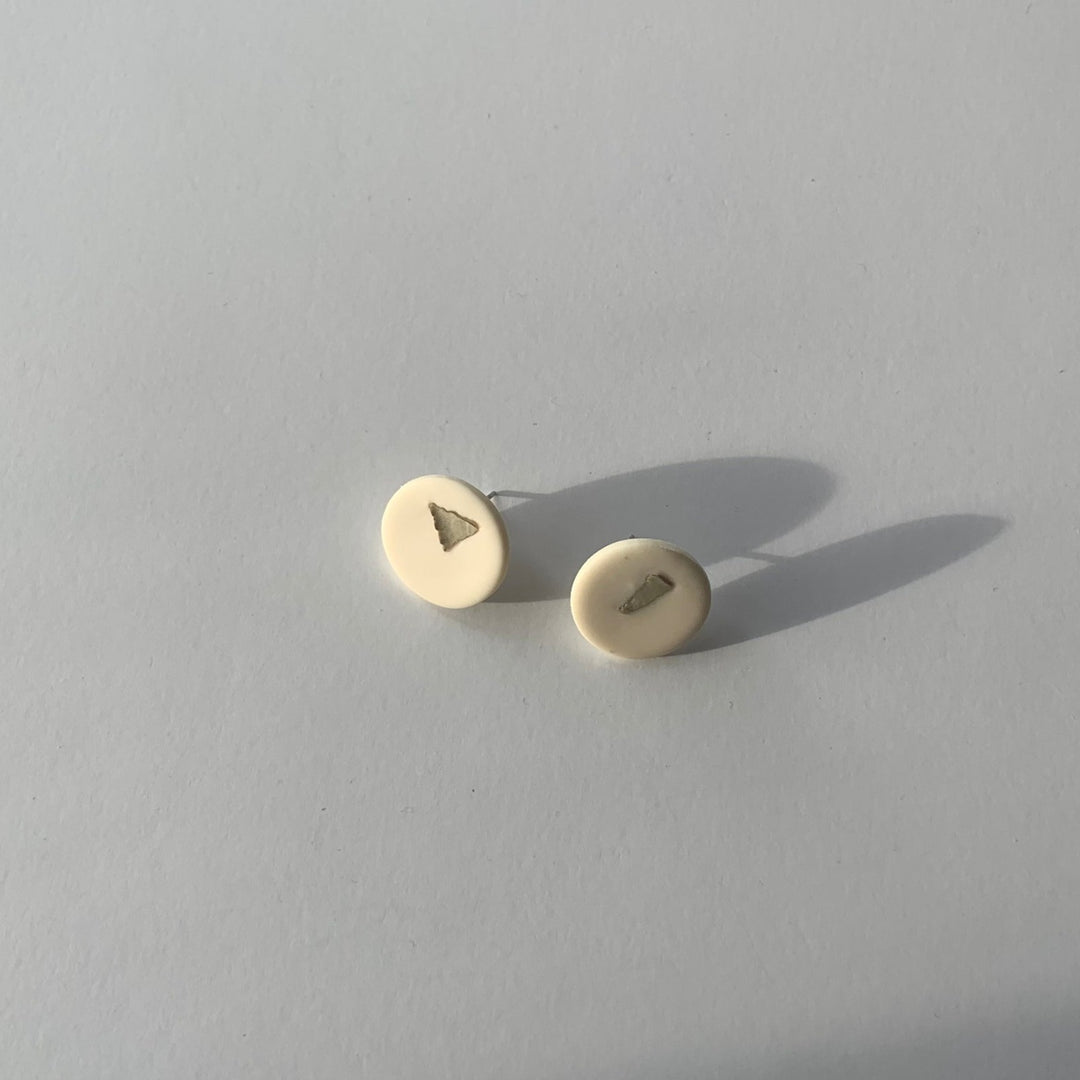 CLOUS MSHKODEWAASHK par Assinewe Jewelry