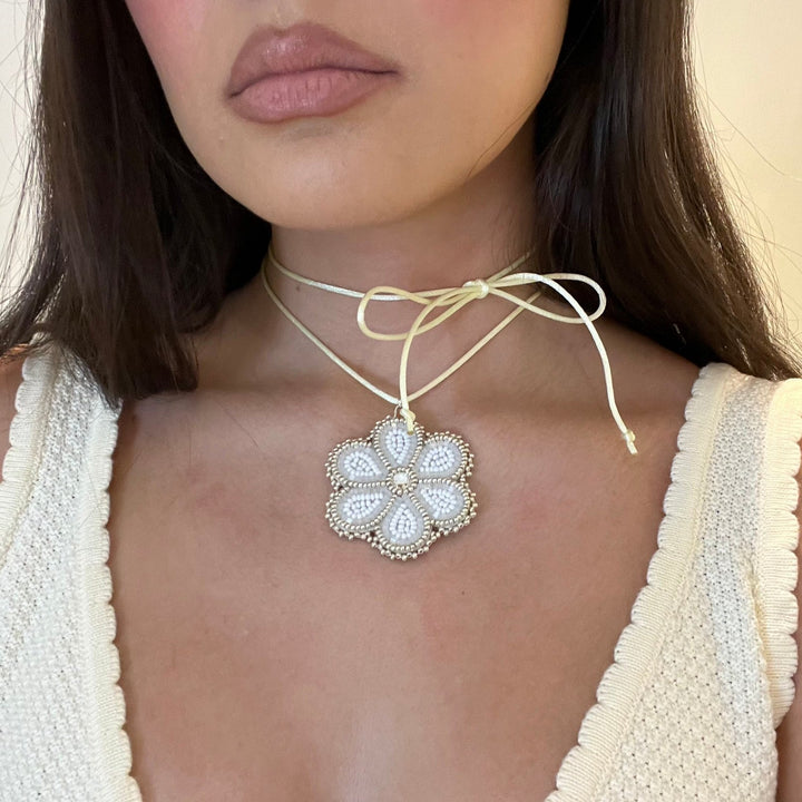 Collier cravate à fleurs perlées par Assinewe Jewelry