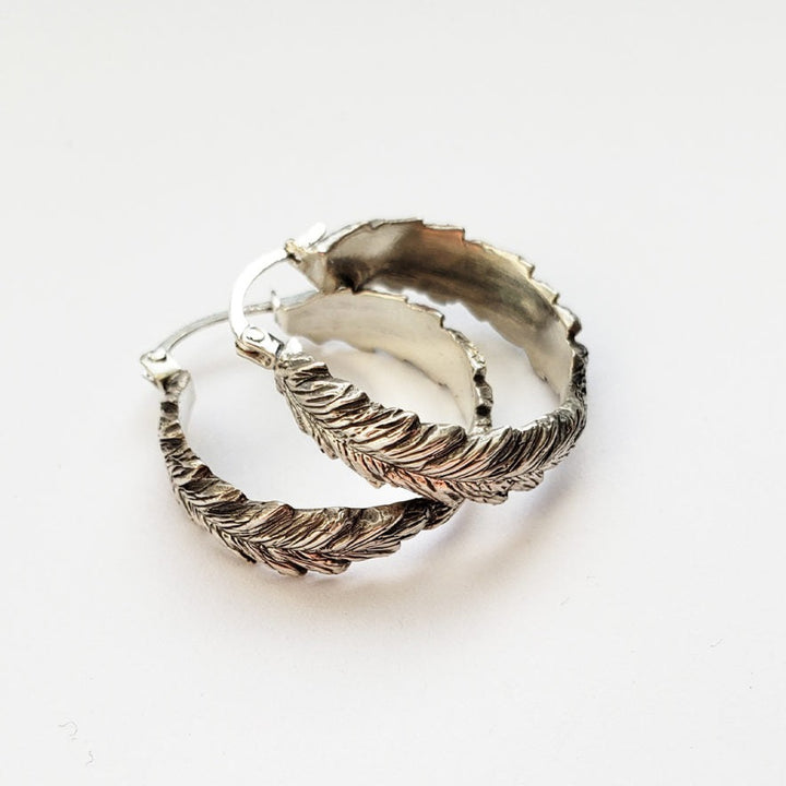 Nîso Mêkwan / Deux créoles en plumes par MDW Jewelry
