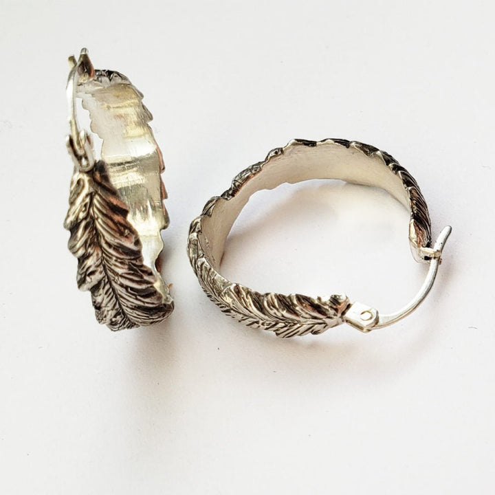 Nîso Mêkwan / Deux créoles en plumes par MDW Jewelry