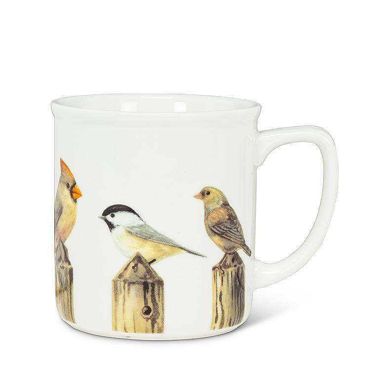 Oiseaux sur une tasse de poteau de clôture