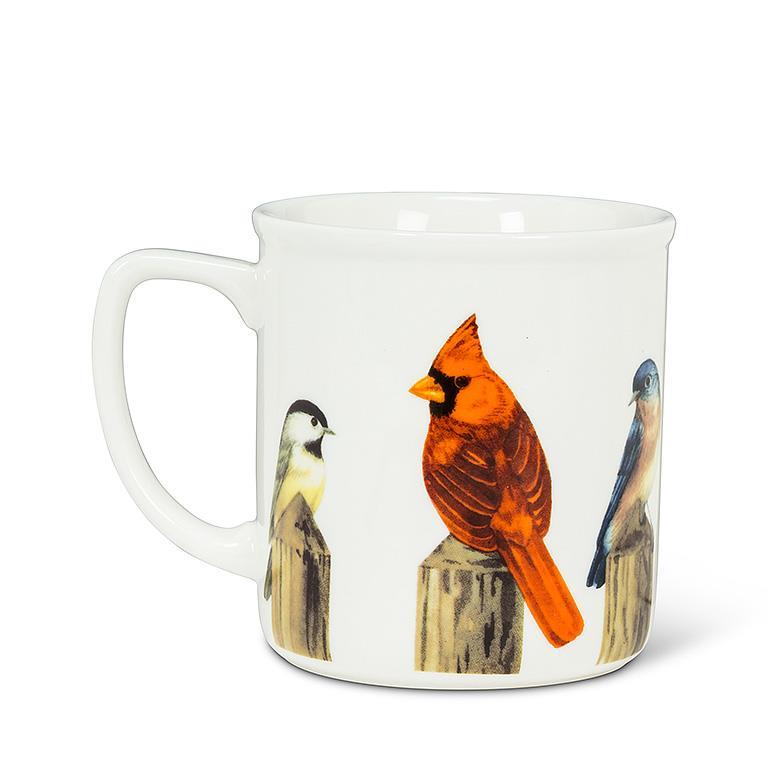 Oiseaux sur une tasse de poteau de clôture