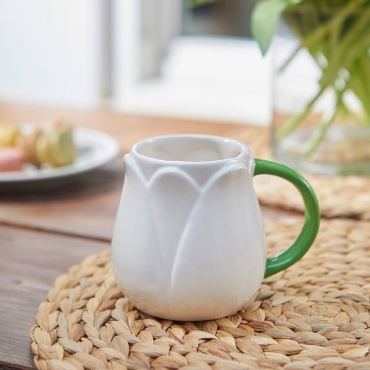 Tasse en émail d'abeille